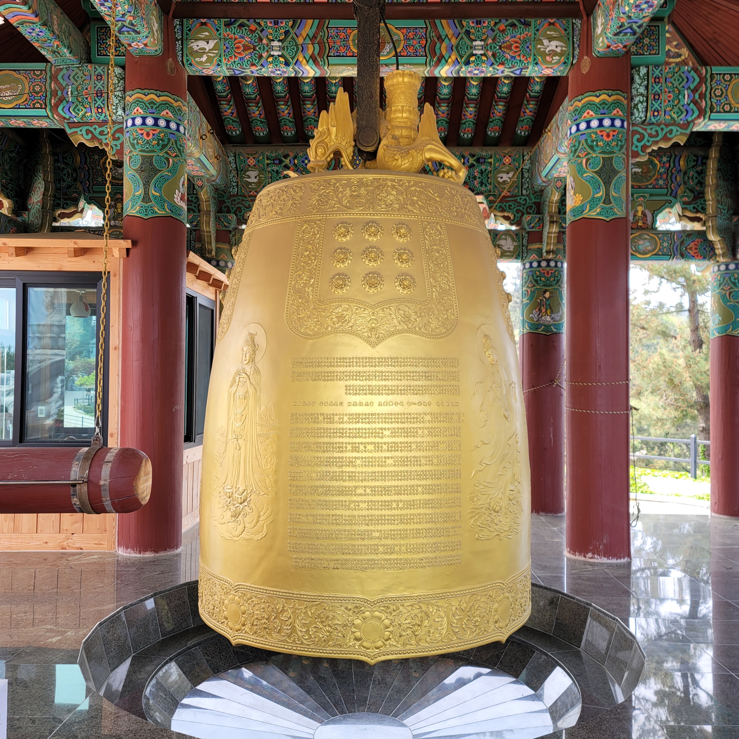 黄昏暖色奇岩，西向余晖在岩面拉出金色波光。