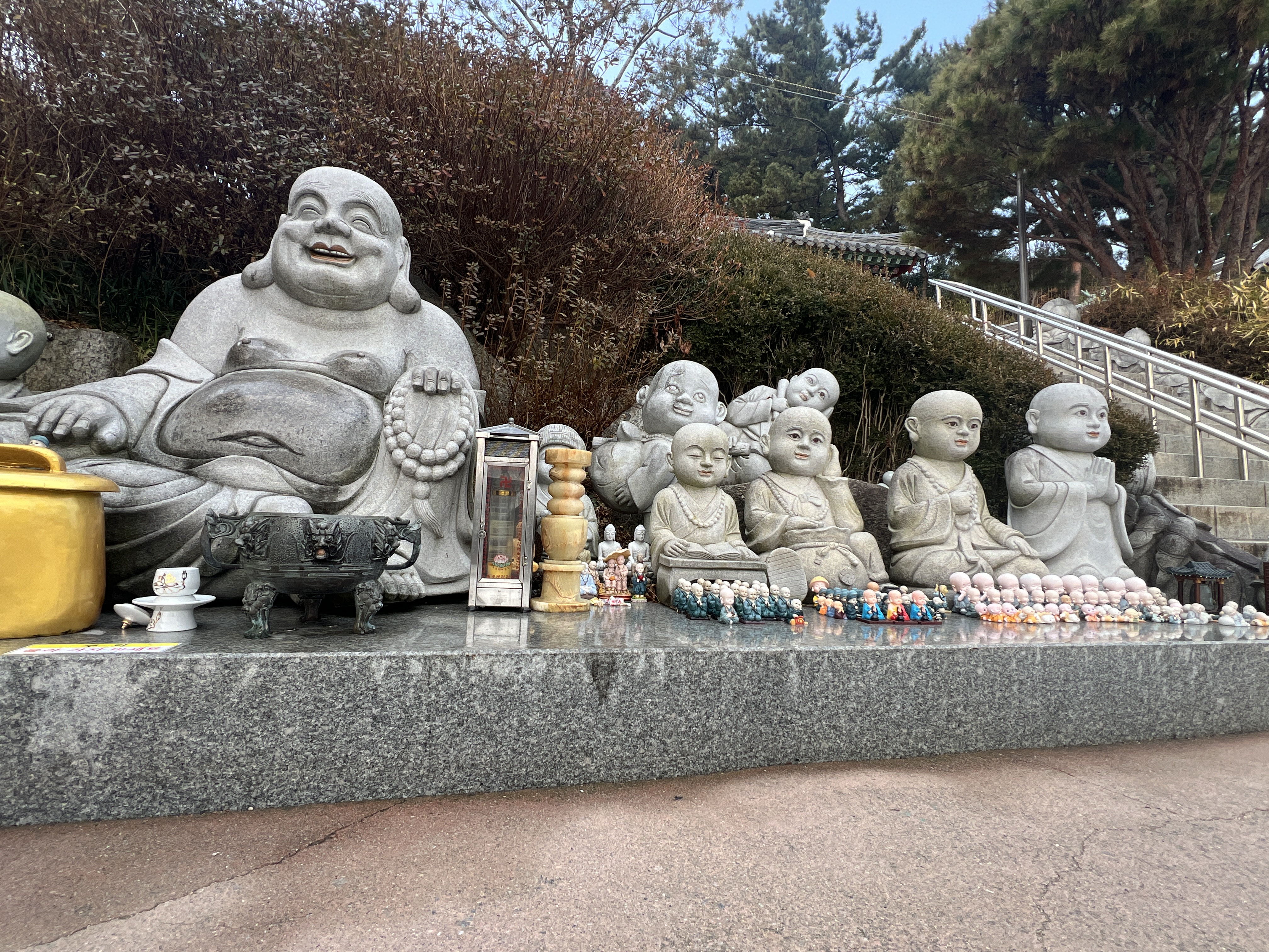 以观音像为题材的街景，呼应信仰主题。