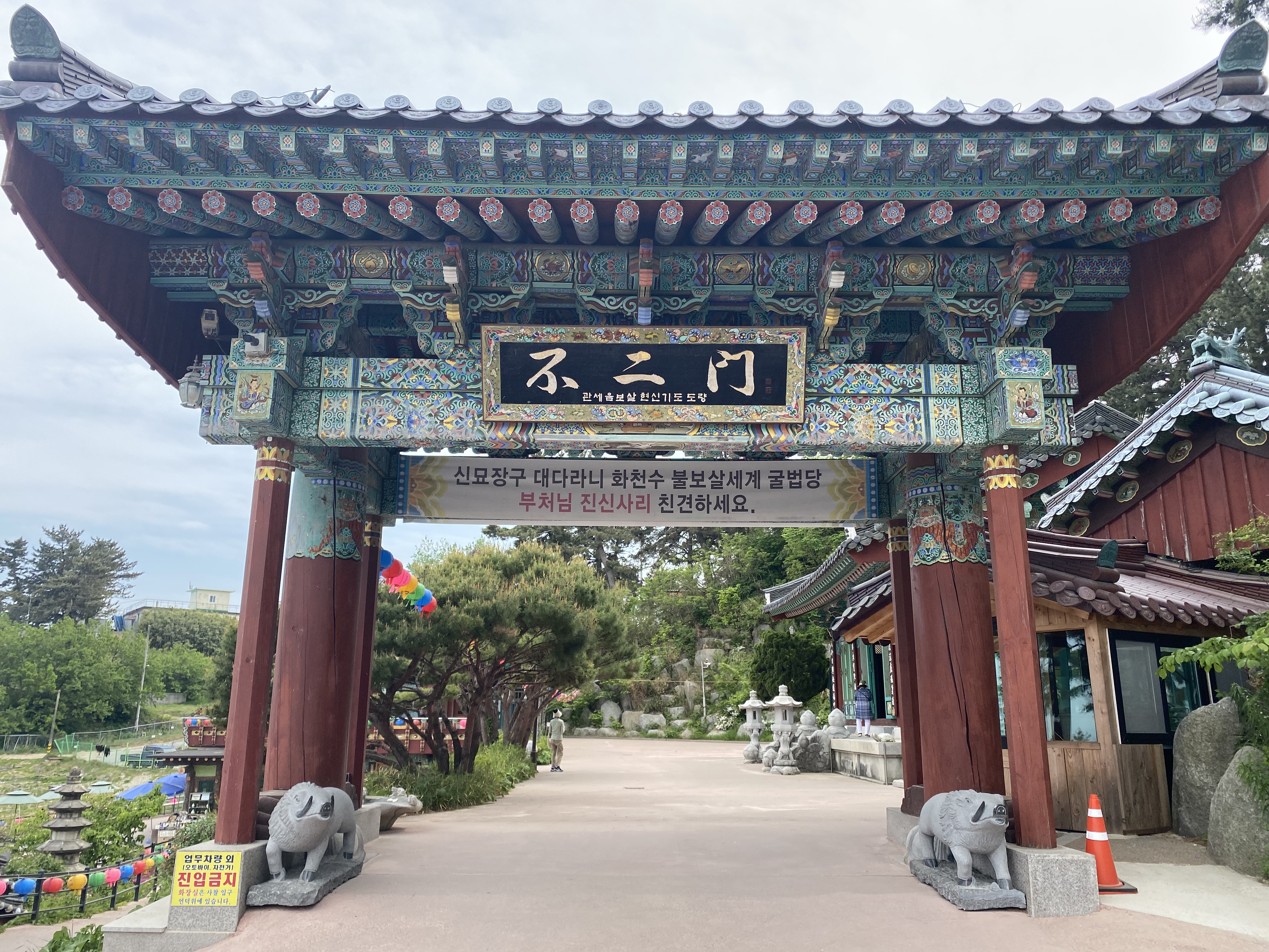 莲华台凌空视野，海平线在脚下延伸。